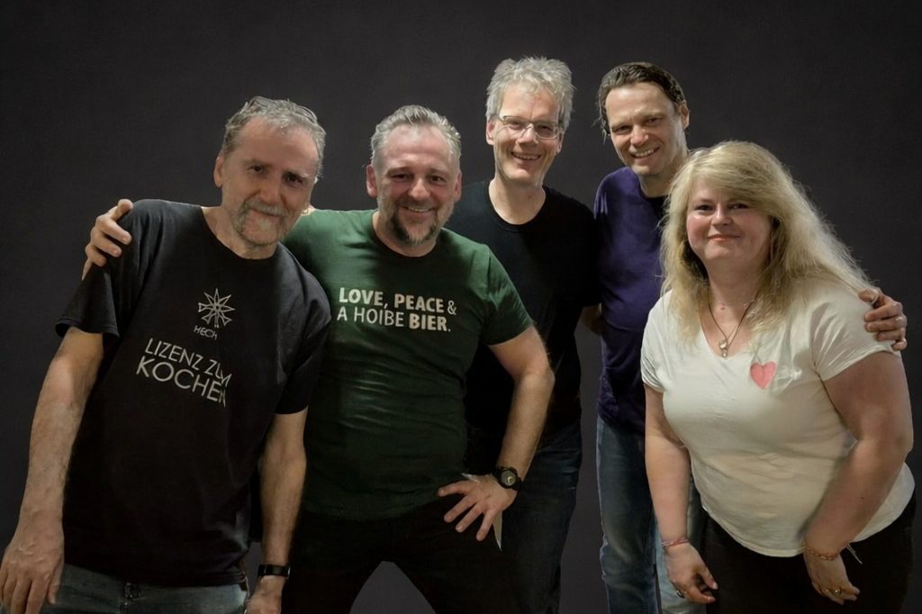 Von links nach rechts: Hoartl Schieder, Dirk Sgodzay, Roland Pohle, Marcus Roth, Petra Leu Die MD Band im Foto